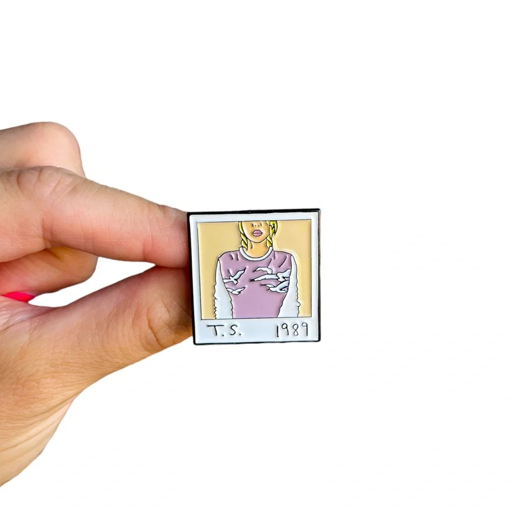 Taylor Swift 1989 Enamel Pin - Picture 2 of 2